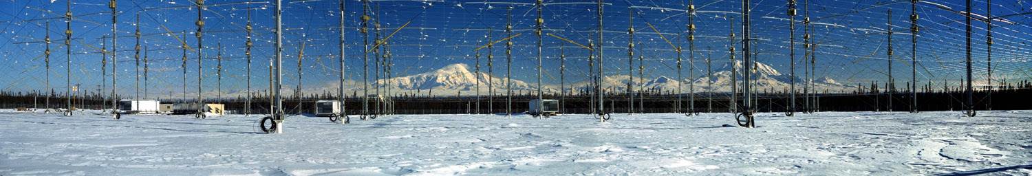 "Das HAARP-Projekt."   Die Beweise, dass elektromagnetische Waffen laufend auf die Zivilbevölkerung  gerichtet werden, umfassen auch seltsame Geräusche, die auf der ganzen Welt als  "Taos Hum", "das Brummen", "der Brummton", "das Geräusch" oder einfach als "es  " beschrieben werden, ein tiefer, brummender Ton direkt am Rand der Hörbarkeit. Das Geräusch wird als durchdringend und nervtötend beschrieben. "Es klingt wie ein großer, dicker amerikanischer Automotor im Leerlauf", sagte eines der Opfer dieses Brummtons. Ein anderer betroffener sagt: "Mein Kopf schwirrt als wäre er in einem Bienenstock." 