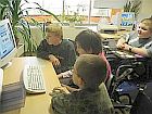 ber 80% der hilfebedrftigen Kinder haben keinen PC und sind damit von der weltweit grten Bibliothek, dem Internet ausgeschlossen. Dieses ist eine gravierende Benachteiligung und macht sich zwangslufig in den schulischen Leistungen uerst negativ bemerkbar.