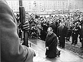 1970 - Willy Brandt (BRD) kniet vor dem Mahnmal fr die ermordeten Juden des Warschauer Ghettos