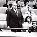 Zu Beginn der Volkskammer-Sondersitzung vom 17. Juni 1990 wird Bundeskanzler Helmut Kohl, der auf der Gästetribüne Platz genommen hat, begrüßt