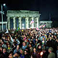 Berlin, 3. Oktober 1990: Rund eine Million Menschen feiern in Berlin - hier vor dem Brandenburger Tor - die Wiedervereinigung.