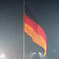 Berlin, 3. Oktober 1990: Whrend der Feierlichkeiten zur deutschen Einheit wird am Reichstagsgebude die Nationalflagge gehisst