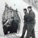 Der Mauerabriss als Selbsthilfeprojekt - hier am Berliner Reichstagsgebude, Januar 1990